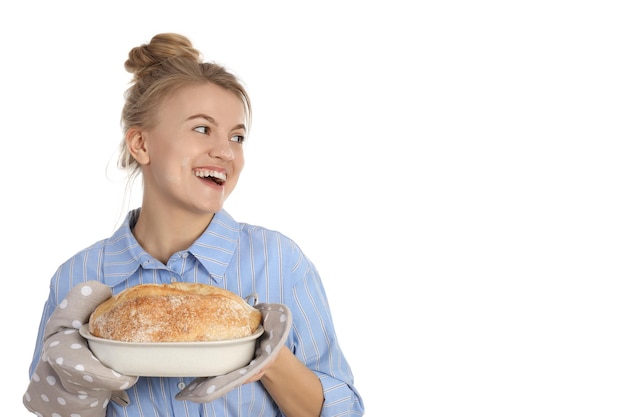 Uśmiechnięta osoba z chlebem